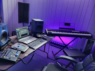 <b>Stewdio</b> desk fully loaded with Pro Tools, Antares Auto-Tune, Melodyne, Reason, Amplitube and Waves 💎